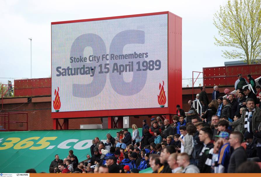 Il maxischermo del Britannia Stadium onora i 96 tifosi del Liverpool prima di Stoke City-Newcastle. Action Images 